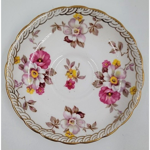 Royal Chelsea Bone China English Tea Cup & Saucer Pattern #3883A Gold Trim - Picture 8 of 15